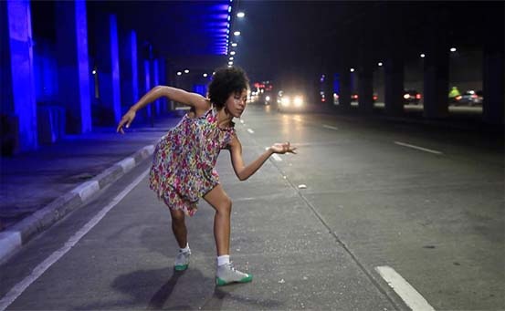 dançarina em movimento na rua à noite